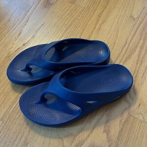 OOFOS OOriginal Sandal in navy blue Lightweight Sports Recovery Footwear w10 M8